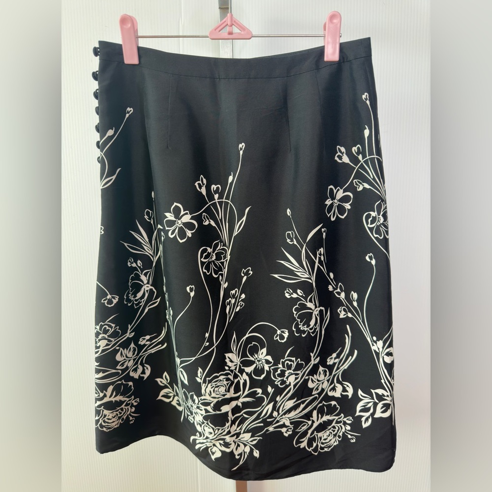 Ann Taylor 100% silk black and white flowers size 4